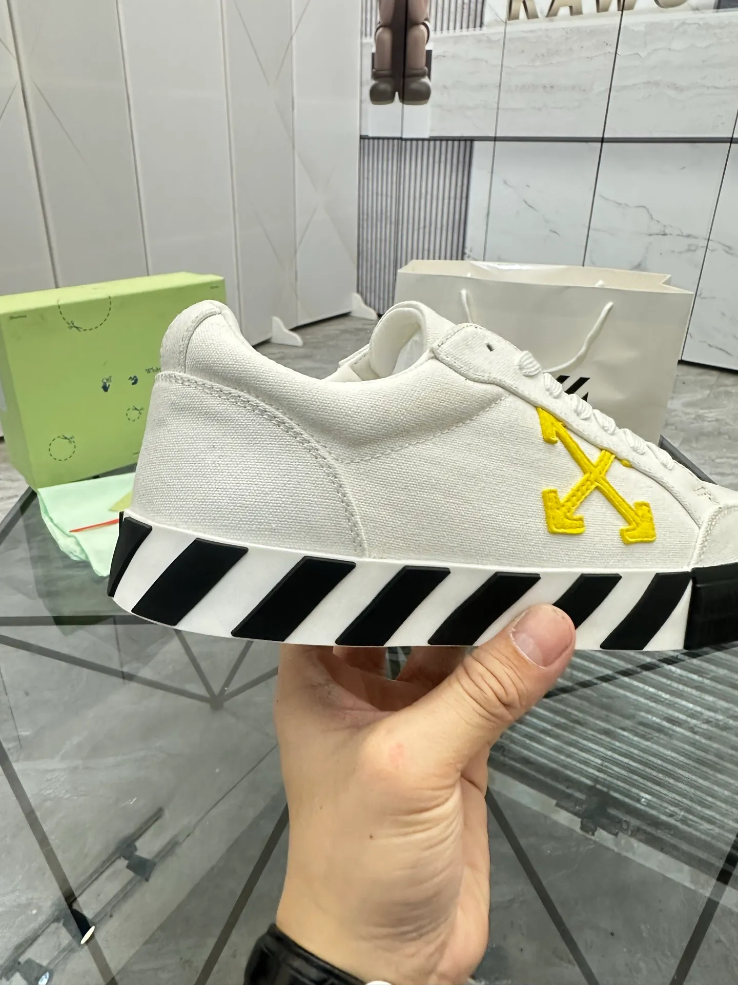 Selling men's shoes 💰: 💰P440¥ Product trademark: OFF WHITE *"OFF WHITE*" low-top casual shoes Regular size: 35-45 (can be customized to 46) Couple style Product materials: Original fabric from the upper counter, breathable lining, original outsole. No.: H203